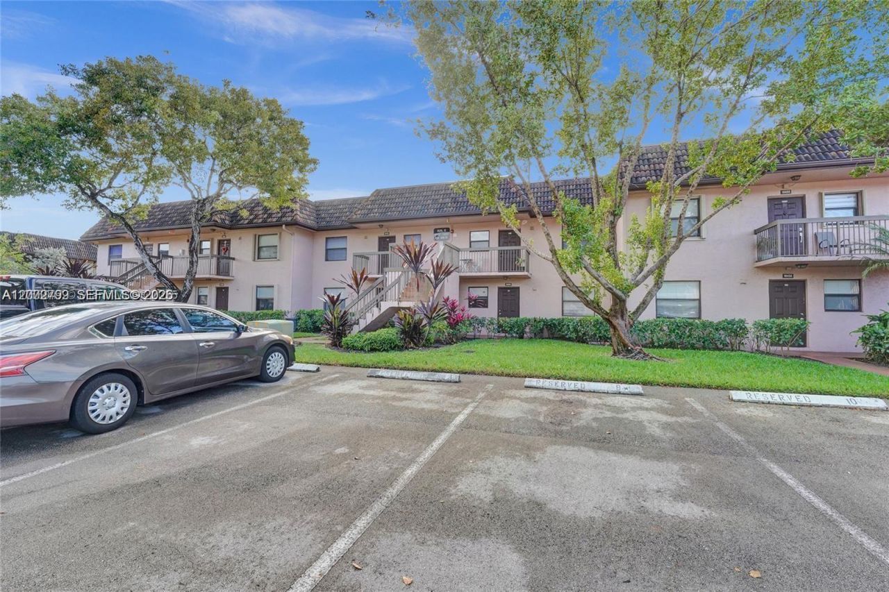 10468 NW 10th St , Unit 204, Pembroke Pines, FL 33026 Photo