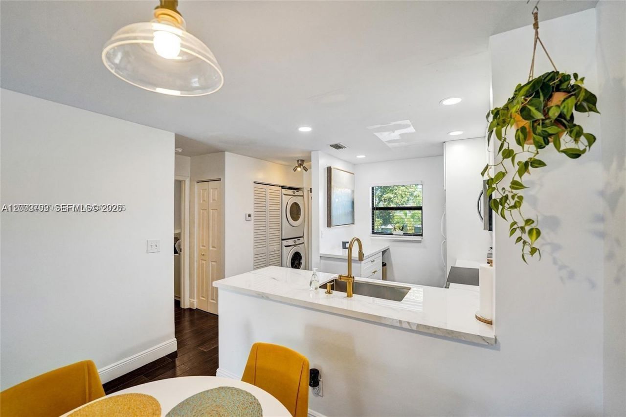 10468 NW 10th St , Unit 204, Pembroke Pines, FL 33026 Photo