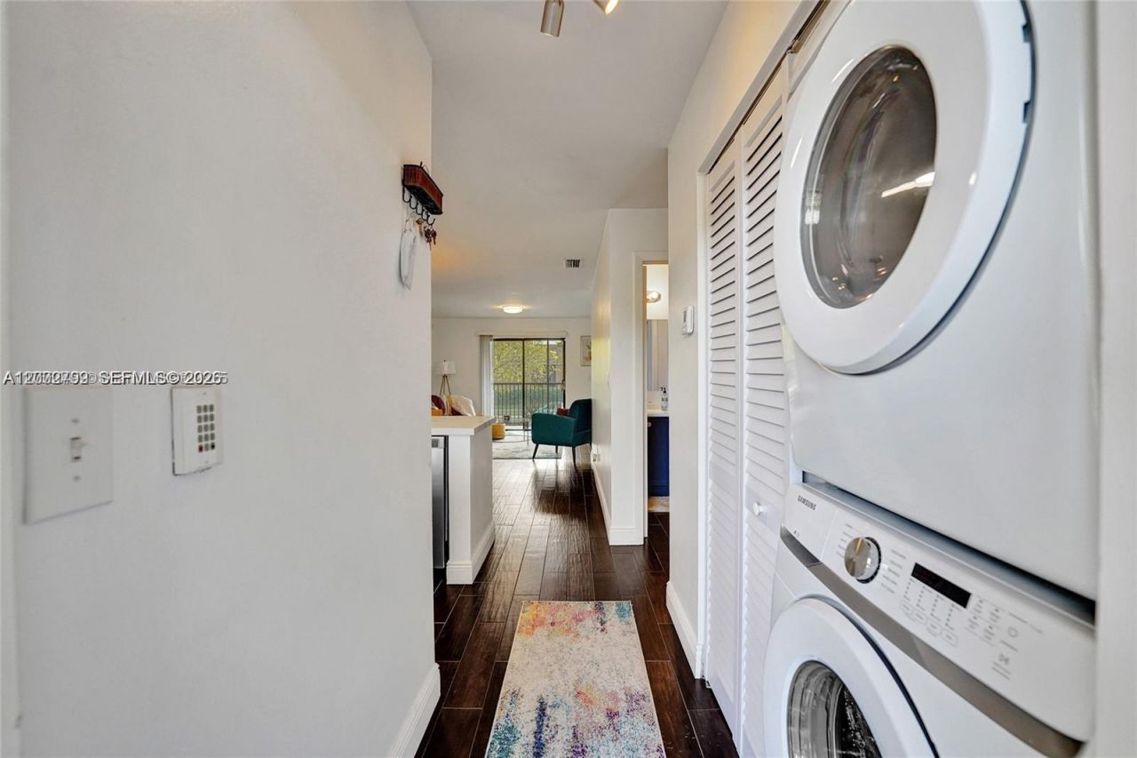 10468 NW 10th St , Unit 204, Pembroke Pines, FL 33026 Photo