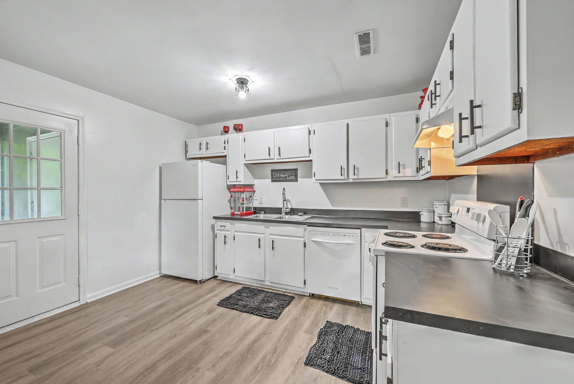 405 Madeline Drive Photo 14