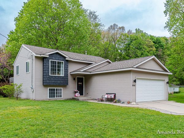 806 Grindle Drive SE, Lowell, MI 49331