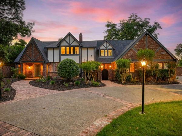 9815 Mira Del Rio Dr, Sacramento, CA 95827