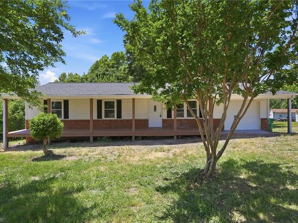 4237 Valley Circle , Thomasville, NC 27360