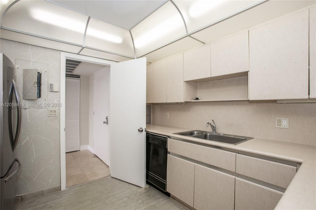 1800 NE 114th St , Unit 1502, Miami, FL 33181 Photo