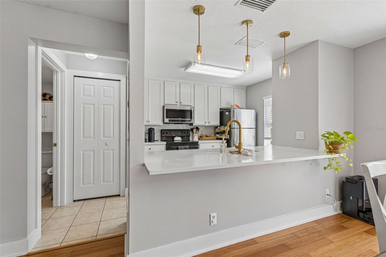 3863 Island Way , Saint Petersburg, FL 33705 Photo
