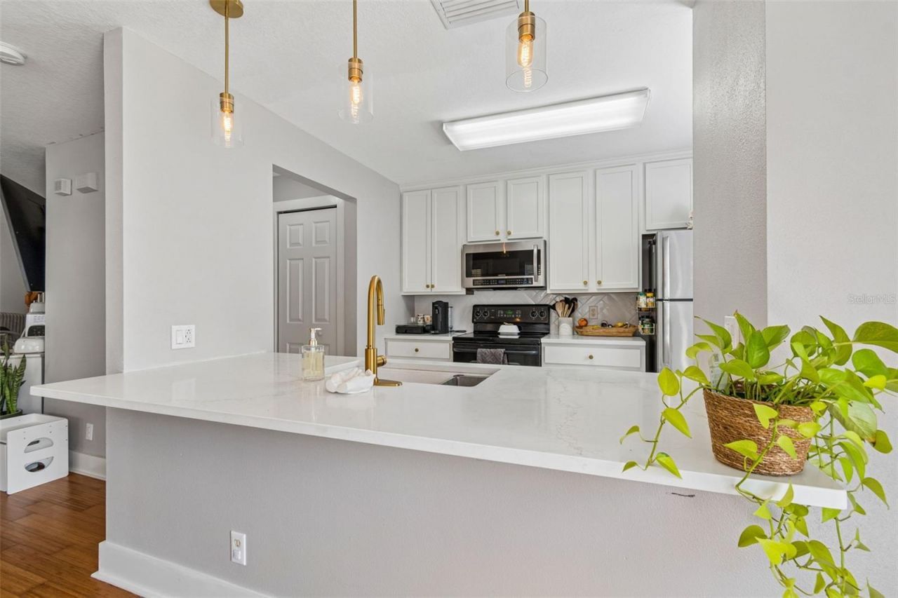 3863 Island Way , Saint Petersburg, FL 33705 Photo