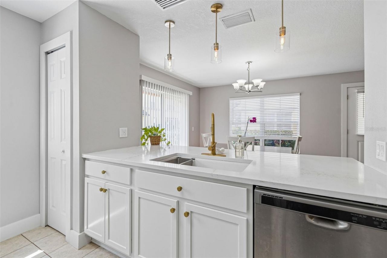 3863 Island Way , Saint Petersburg, FL 33705 Photo