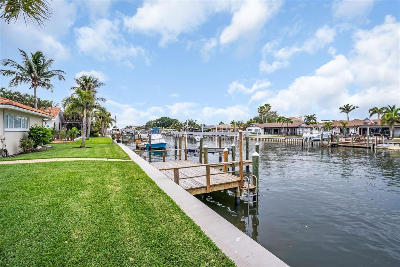 2041 Carolina Avenue Ne, Saint Petersburg, FL 33703 Photo