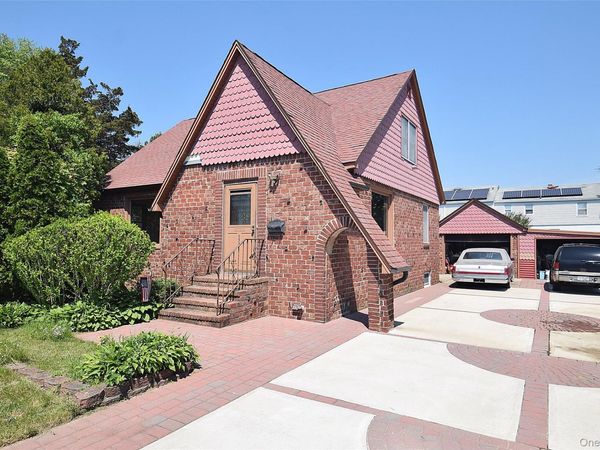 25 Kensington Court, Copiague, NY 11726