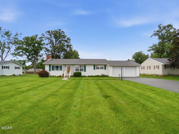 402 Woodlawn Drive, Wapakoneta, OH 45895