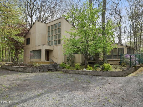 121 Fairway Drive, Hawley, PA 18428