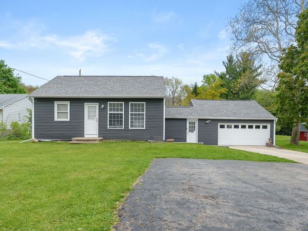 2496 W B Avenue, Plainwell, MI 49080
