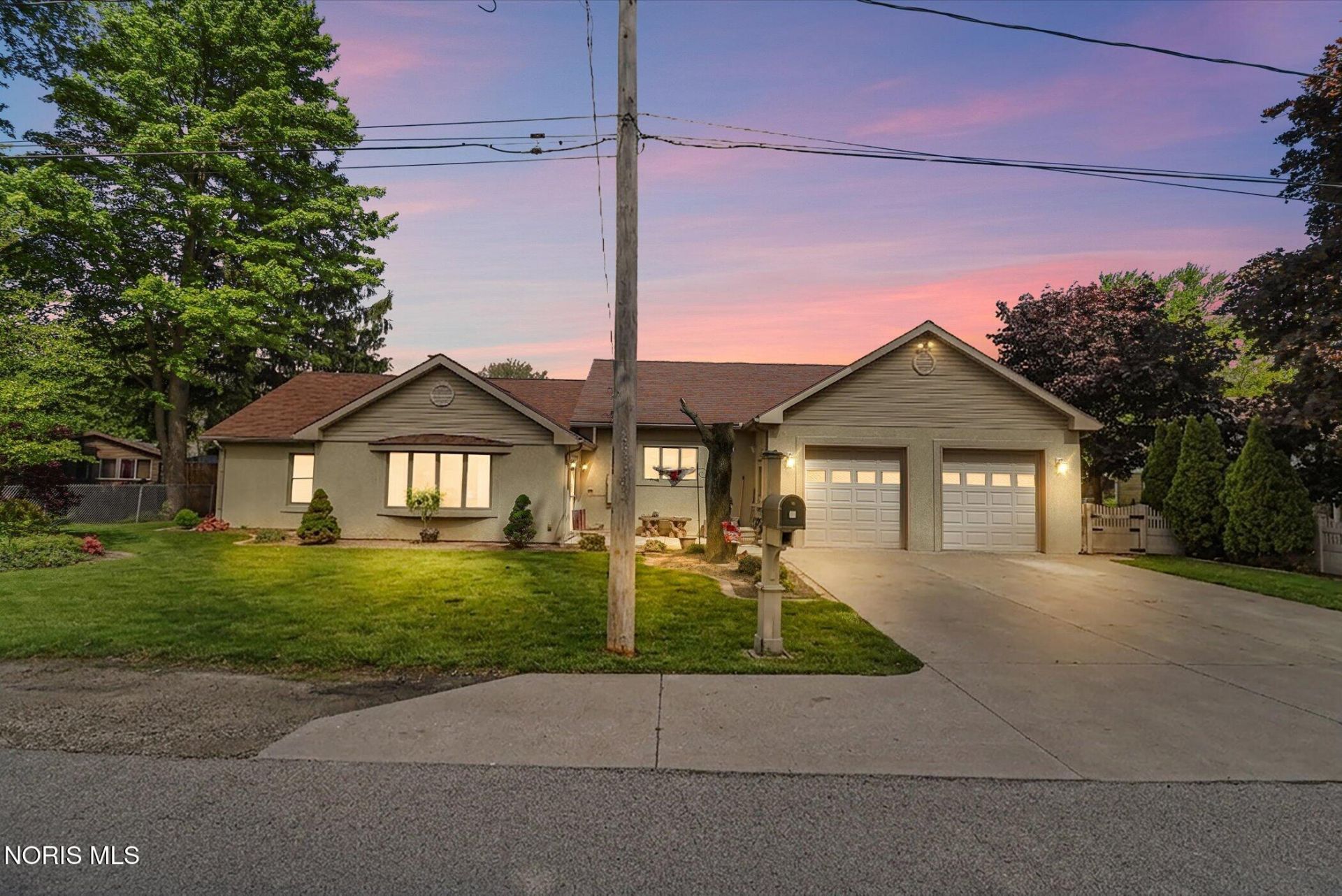 1925 Seaford Drive, Oregon, OH 43616 Main Photo