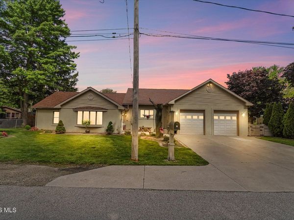 1925 Seaford Drive, Oregon, OH 43616