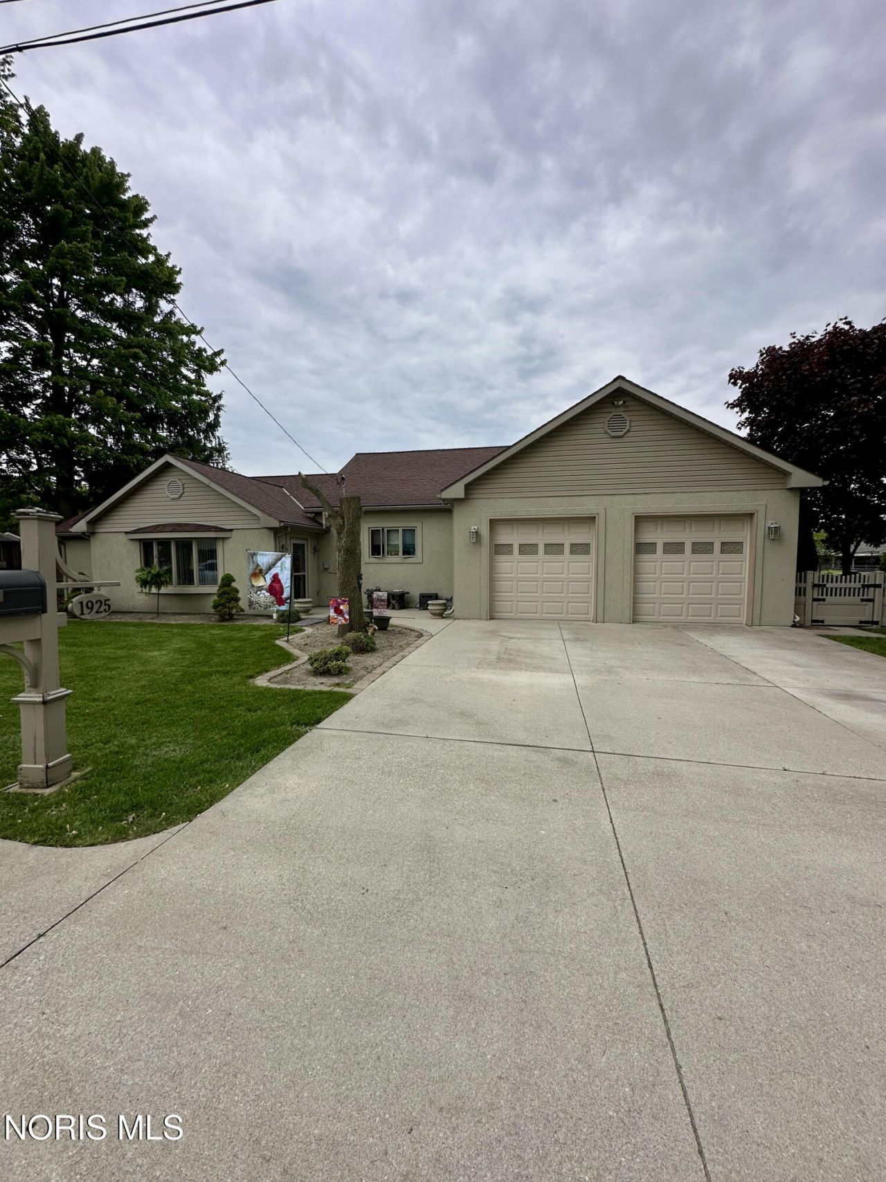 1925 Seaford Drive , Oregon, OH 43616 Main Photo