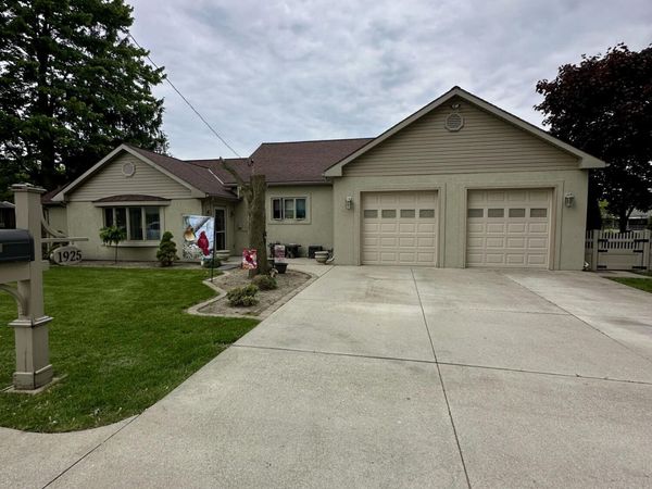 1925 Seaford Drive , Oregon, OH 43616