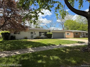 303 N Hill Circle, Rochester, MI 48307