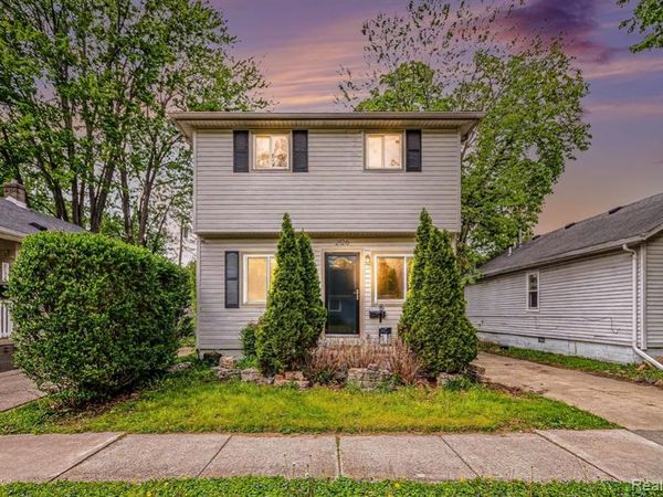 2126 Roslyn Road, Grosse Pointe Woods, MI 48236