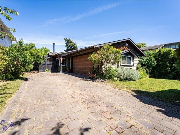 9960 Swiftsure Pl, Sidney, BC V8L 4E4