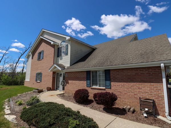 S77W19333 Lakewood Dr, Muskego, WI 53150