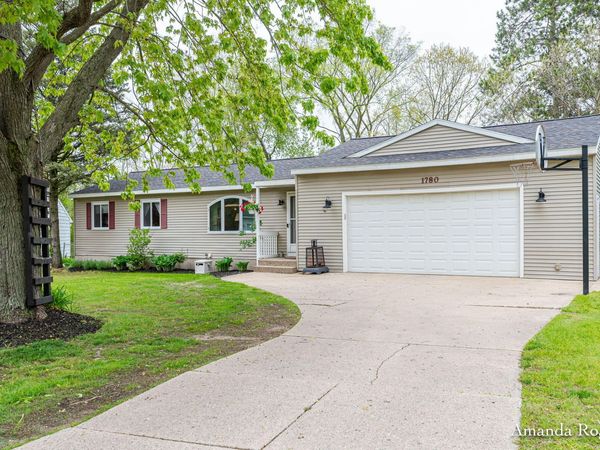 1780 Woodrun Drive SE, Lowell, MI 49331