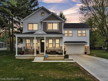 5264 Cooley Lake Road, Waterford Twp, MI 48327