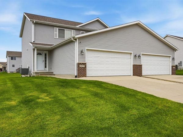 1577 Hunters Creek Way , Marion, IA 52302