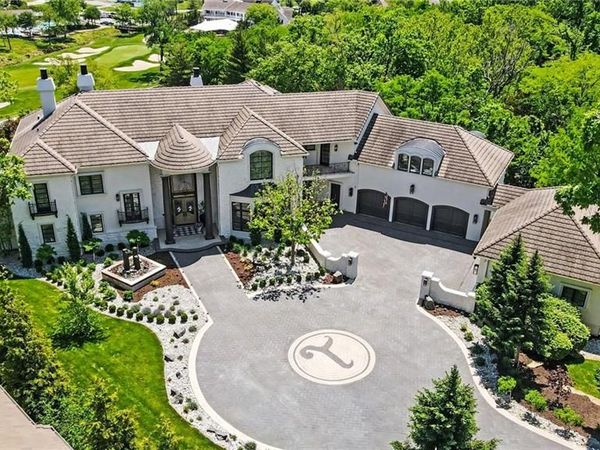 6924 Watson's Country Lane, Parkville, MO 64152