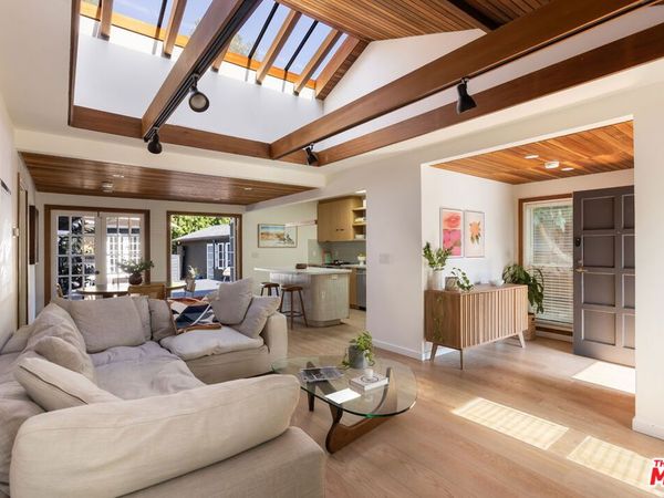 5850 Vesper Avenue, Van Nuys, CA 91411