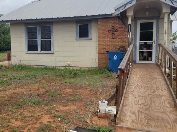 711 E Oklahoma Avenue , Sweetwater, TX 79556