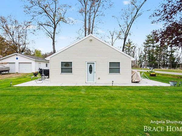 1653 S Beech Avenue, White Cloud, MI 49349