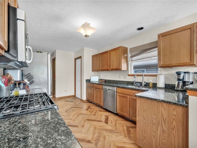 325 Longfellow Street, Elyria, OH 44035 Photo 9