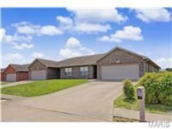 429/431 W Deerwood Drive , Jackson, MO 63755