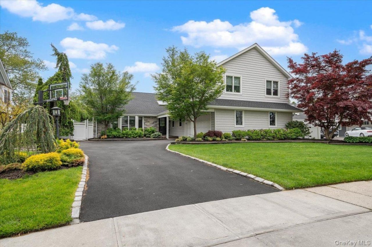 83 Joyce Lane, Woodbury, NY 11797 Main Photo