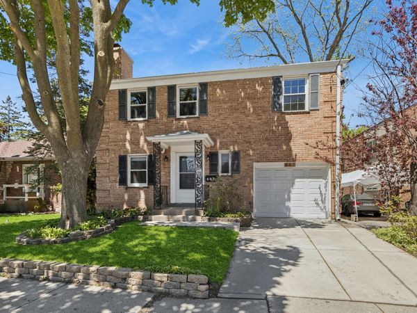 887 Deerfield Road , Highland Park, IL 60035