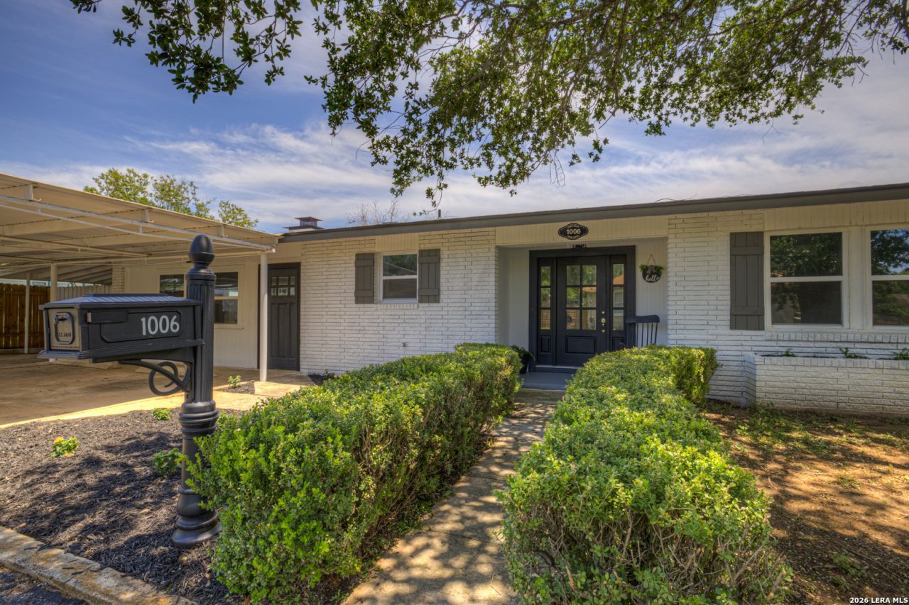 1006 Pecan, Floresville, TX 78114 Main Photo