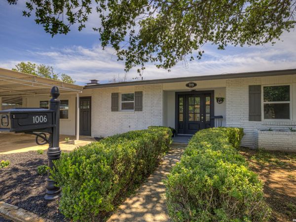 1006 Pecan, Floresville, TX 78114