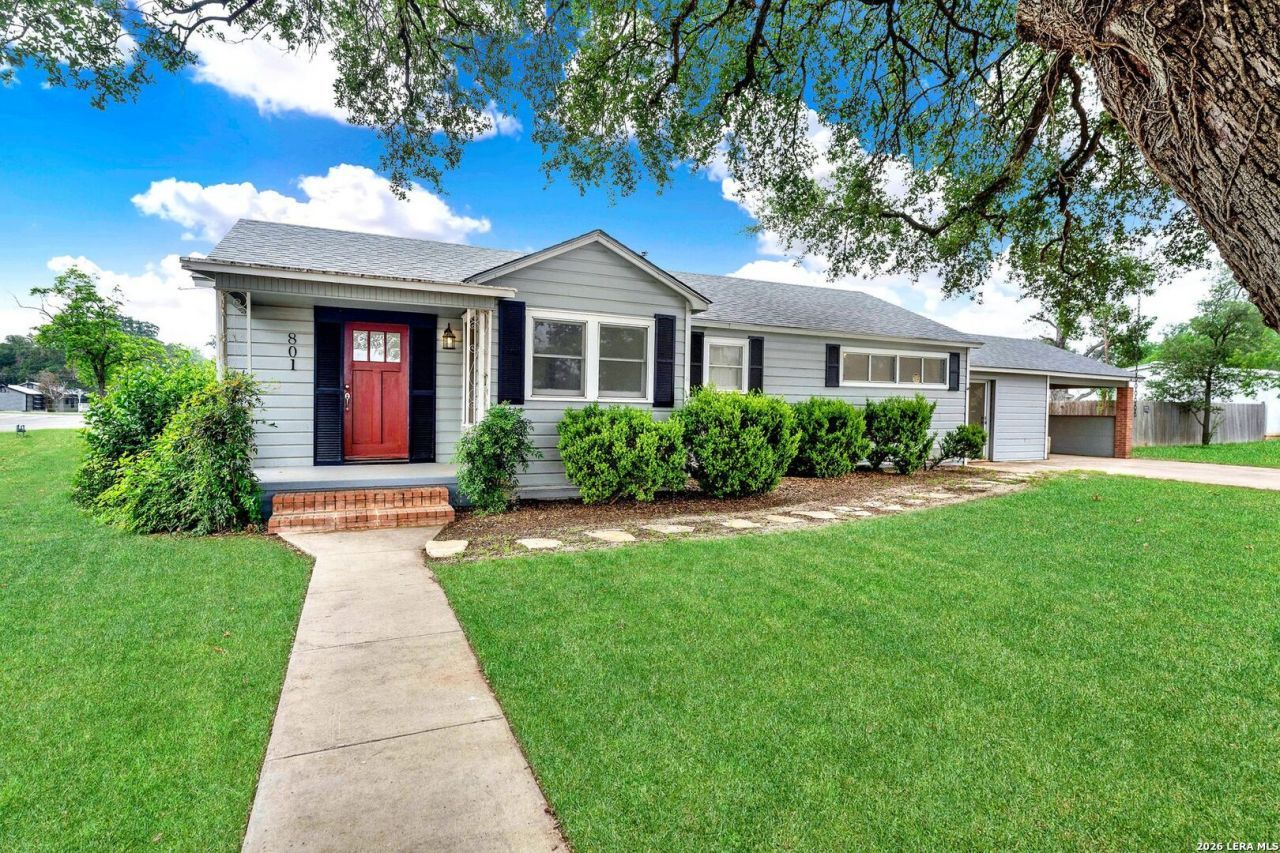 801 26th St, Hondo, TX 78861 Main Photo