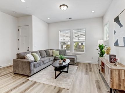 2352 Bronze Star Way, Sacramento, CA 95818 Photo