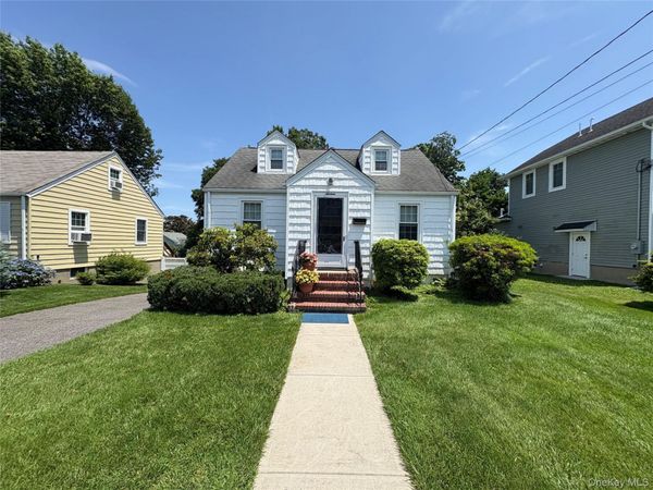 16 Raymond Street , Glen Cove, NY 11542