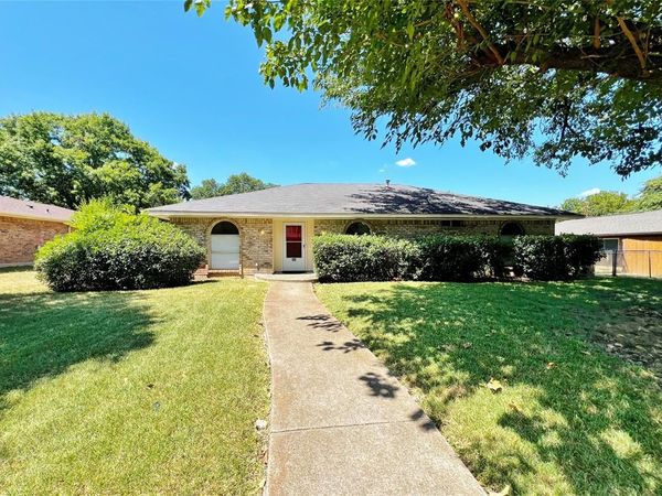 221 Connie Drive, DeSoto, TX 75115