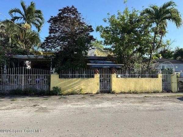 1772 NW 19th Street , Miami, FL 33125