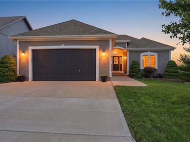 2301 NW Hedgewood Drive, Grain Valley, MO 64029