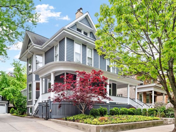 819 W Junior Terrace, Chicago, IL 60613