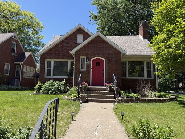 1938 LeClaire Street , Davenport, IA 52803