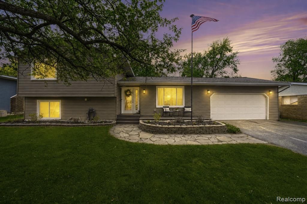 809 Holly Bush Drive, Holly Vlg, MI 48442 Main Photo
