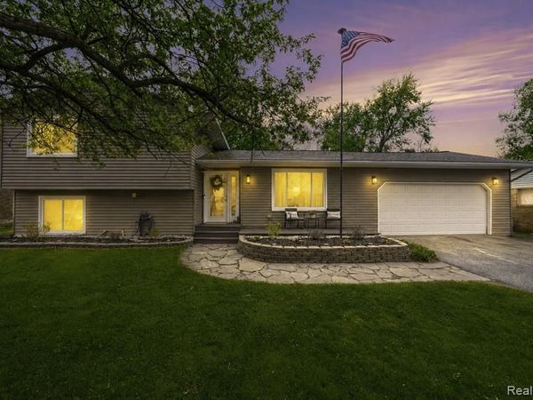 809 Holly Bush Drive, Holly Vlg, MI 48442