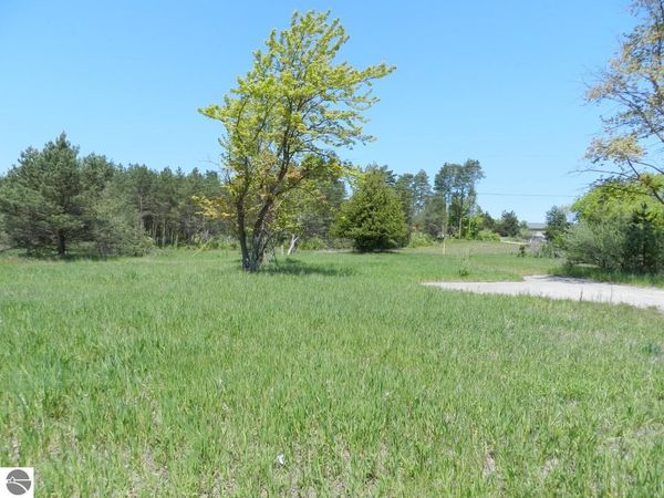 6274 US-31 S, Grawn, MI 49637