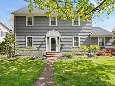 340 Cobbs Hill Dr, Rochester, NY 14610
