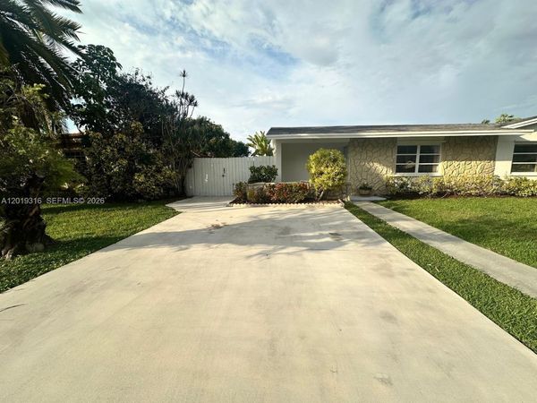 3245 Village Green Dr , Miami, FL 33175